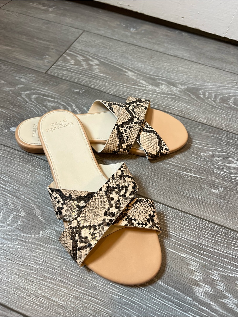 Abercrombie & Fitch flat slide sandals tan and black snake-print Size 9